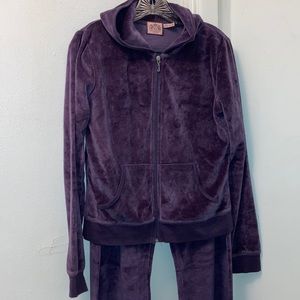 A sweatsuit (the one that we all loved 💕vintage